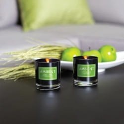 Świeca z kolekcji Ambient w czarnym eleganckim szkle z etykietą i kolorową zalewą AROMOTERAPIA