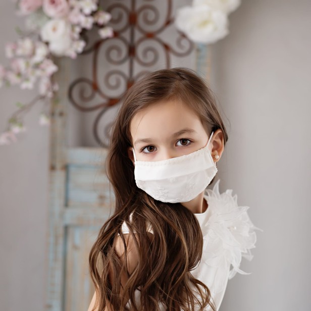Maseczka do Komunii z delikatnym haftem i perełkami - 4-warstwowa