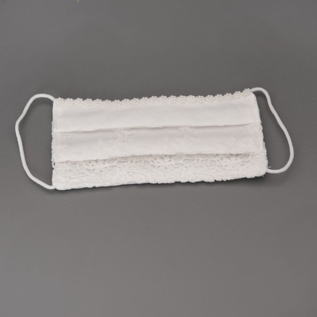 Maseczka  do Komunii z delikatnymi kwiatuszkami i haftem - 4-warstwowa