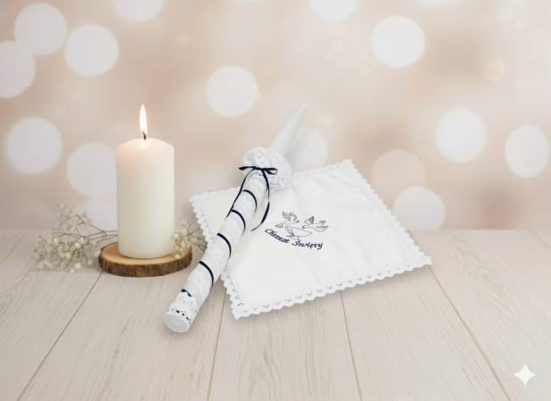 Stylowy zestaw do Chrztu świeca i szatka na Chrzest z koronką bawełnianą GRANAT w aranżacji