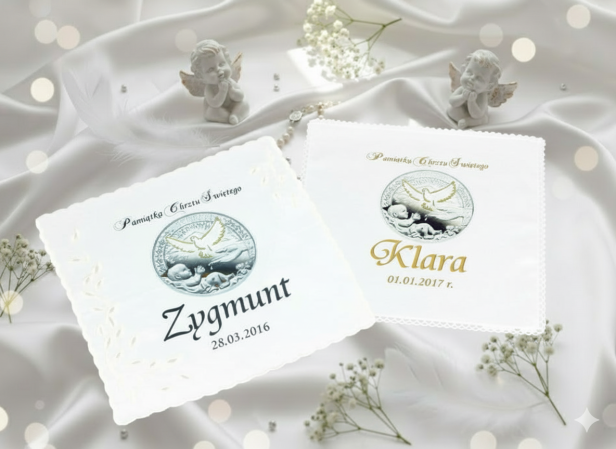 aranżacja Szatka na Chrzest RICHELIEU z emblematem – Pamiątka Chrztu Świętego | Kolekcja Richelieu Elegance