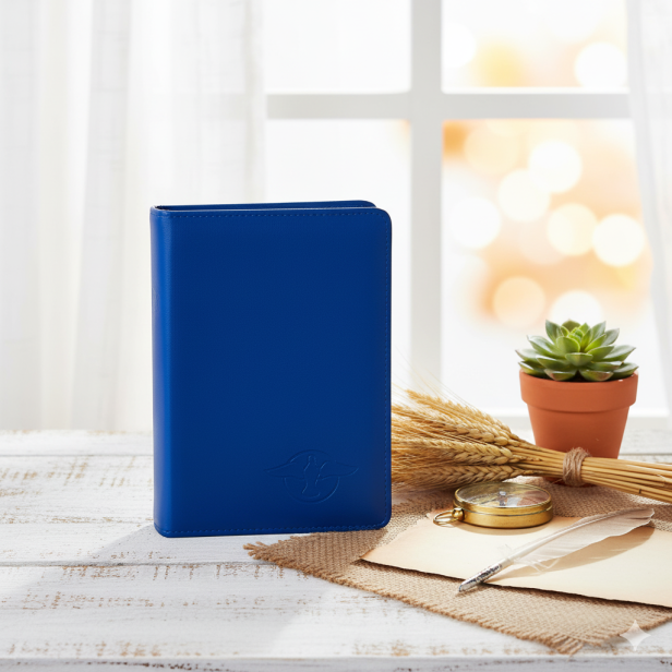 aranzacja Biblia Paulistów z kolorową wkładką i atlasem biblijnym. Niebieskie etui skórkowe na suwak