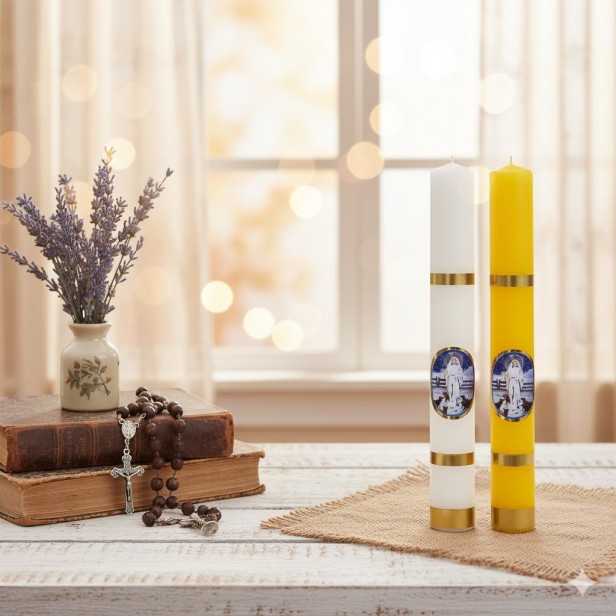 Świeca gromniczna z wizerunkiem Matki Boskiej Fatimskiej – 30 cm Ø 25 mm w aranżacji
