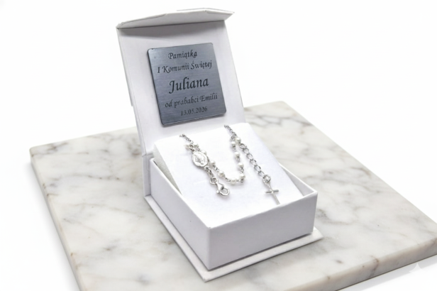 Różaniec srebrny – bransoletka na rękę Biała Perła z grawerem w pudełeczku pr. 925, 3 g