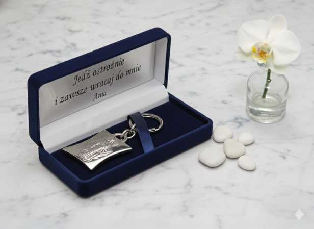 Srebrny brelok w granatowym pudełku z grawerem ❤️ prezent & dedykacja