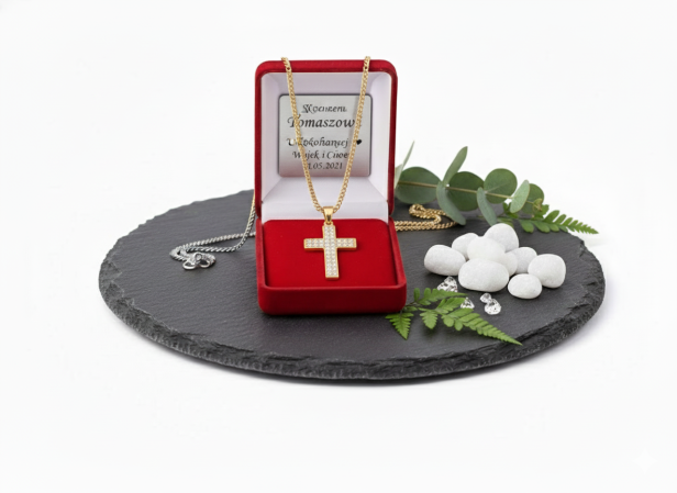 Złocony krzyżyk z cyrkoniami pr. 925 z łańcuszkiem – symbol wiary i światła z dedykacją