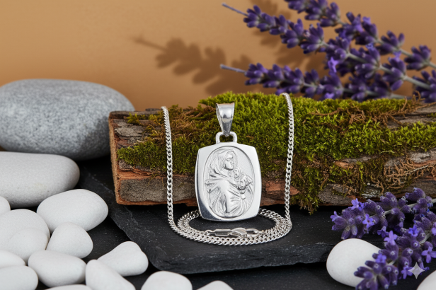 Srebrny medalik Matka Boska Wędrowna (Cygańska) z łańcuszkiem pr. 925 – pamiątka wiary i opieki podróżnych