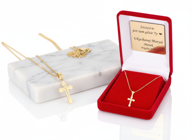 Złocony krzyżyk trójlistny z łańcuszkiem pr. 925 – symbol wiary i Trójcy Świętej z dedykacją