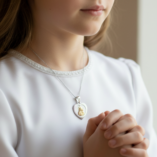 Medalik Matki Bożej Częstochowskiej 925 – srebrna biżuteria maryjna na szyi