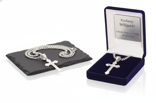 Srebrny krzyżyk trójlistny z łańcuszkiem pr. 925 – symbol wiary i Trójcy Świętej z dedykacją