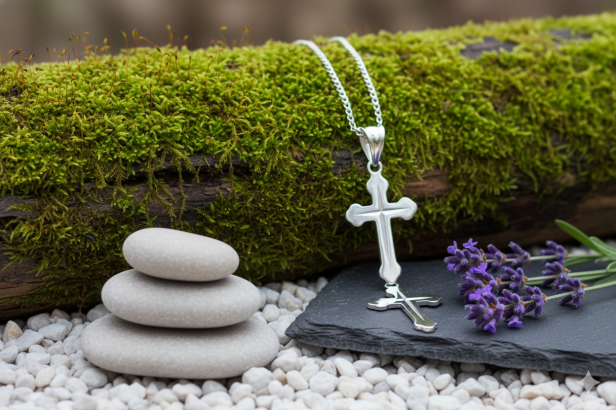 Srebrny krzyżyk trójlistny z łańcuszkiem pr. 925 – symbol wiary i Trójcy Świętej