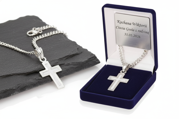Srebrny rodowany krzyżyk diamentowany z łańcuszkiem pr. 925 – symbol wiary i światła z dedykacją