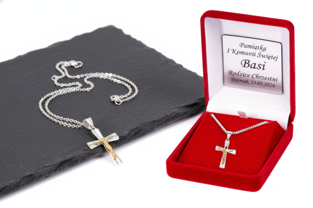 Srebrny krzyżyk z Jezusem z łańcuszkiem pr. 925 – Personalizowana pamiątka wiary i błogosławieństwa