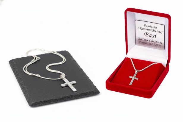 Srebrny krzyżyk z Jezusem z łańcuszkiem pr. 925 – personalizowana pamiątka wiary i światła