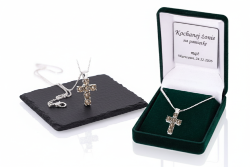 Srebrny krzyżyk z kamieniem Zultanite (Sułtanit) – talizman ochrony i odwagi z dedykacją