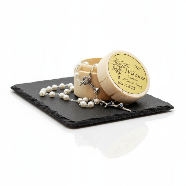 Różaniec perłowy z drewnianym pudełkiem z grawerem – Pamiątka I Komunii Świętej | Linia MEMORIA WOOD™