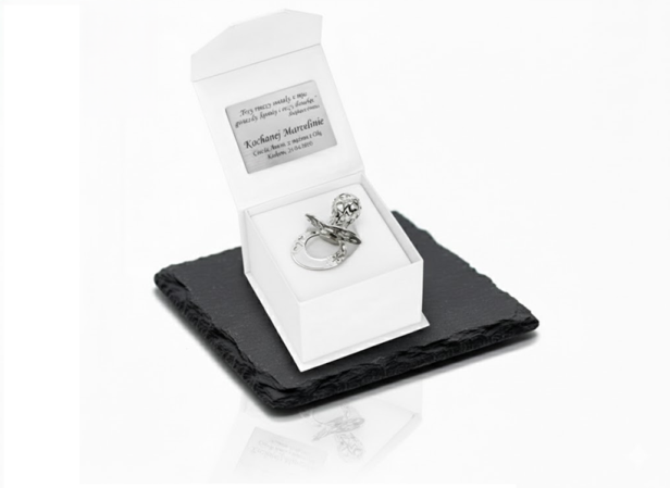 Srebrny smoczek w pudełku z grawerem – Pamiątka Chrztu lub Narodzin | Linia BABY SILVER™