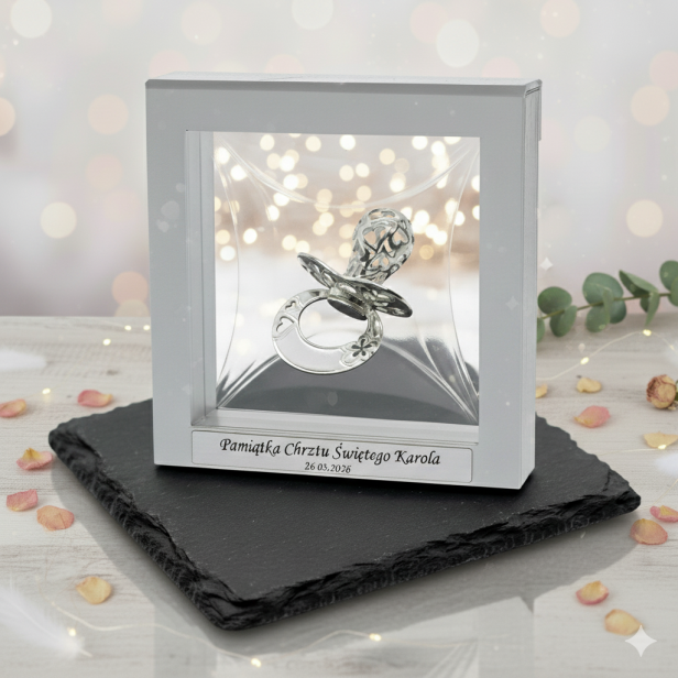 Srebrny smoczek w ramce 3D z grawerem – Pamiątka z dedykacją | Linia BABY SILVER™ w aranżacji