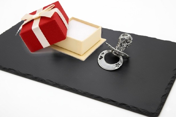 Srebrny smoczek p.925 w czerwonym etui – Prezent Pamiątka | Linia BABY SILVER™ w aranżacji