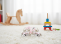 Buciki z kryształkiem różowym CARMANI CRYSTALS – srebrne pudełko | Linia BABY SILVER™ w aranżacji