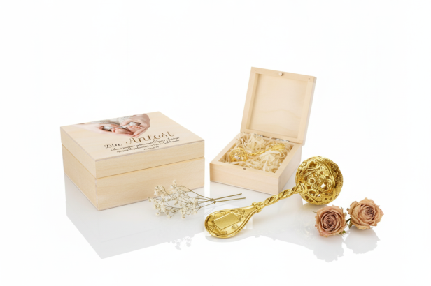 Pozłacana grzechotka pr. 925 w drewnianym pudełku z nadrukiem – Pamiątka & Prezent | Linia BABY GOLD™