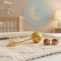 Grzechotka pozłacana 24k – Pamiątka Prezent | Linia BABY GOLD™ w aranżacji