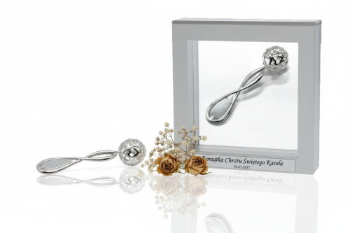 Grzechotka ze srebra pr. 925 – 6,5 g w ramce 3D z grawerem | Linia BABY SILVER™ (
