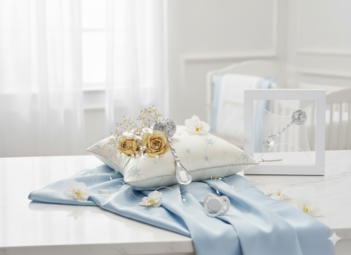 w aranżacji - Grzechotka ze srebra pr. 925 – 6,5 g w ramce 3D z grawerem | Linia BABY SILVER™ (