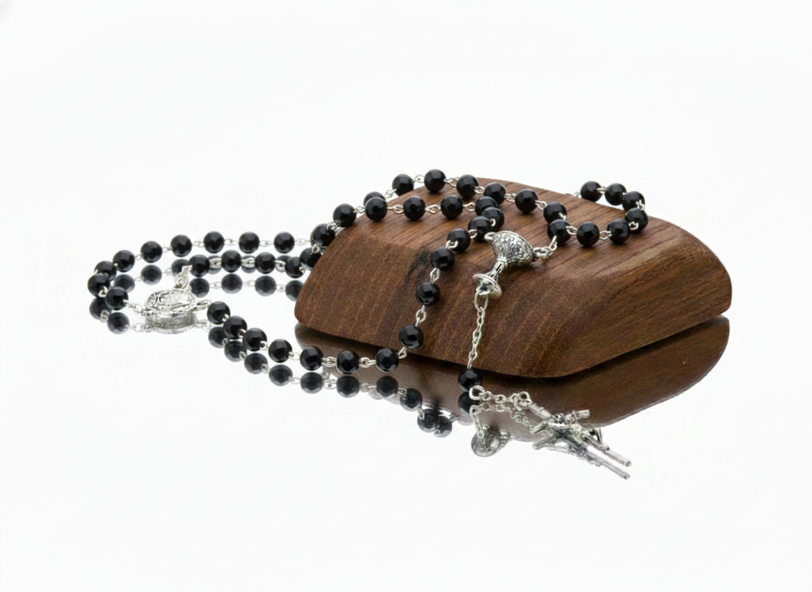 Różaniec komunijny IHS kryształki czarne – 46 cm