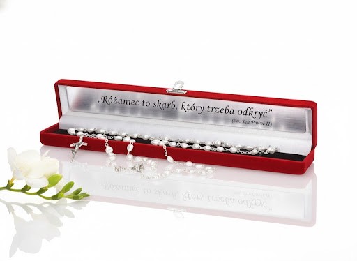 Zestaw PREMIUM – Różaniec Serduszka IHS 6 mm + ozdobne pudełko z grawerem
