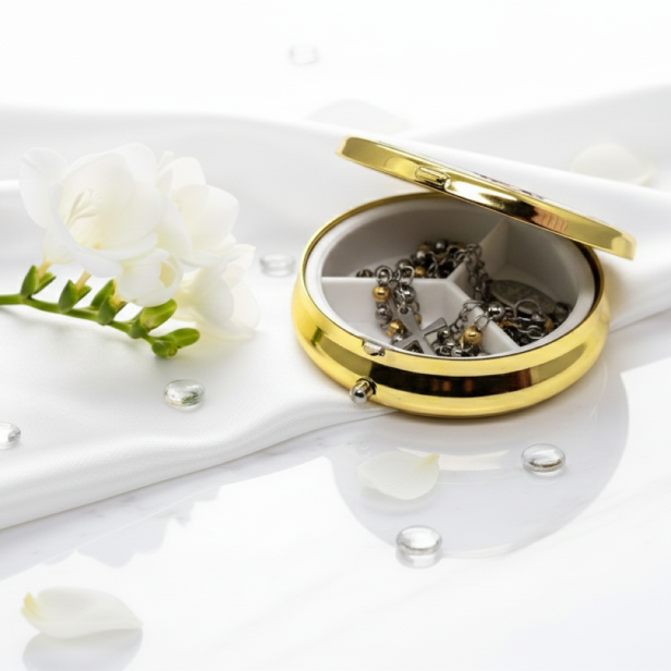 Różaniec IHS w złotym pudełku z imieniem – św. Benedykt • Komunia Święta