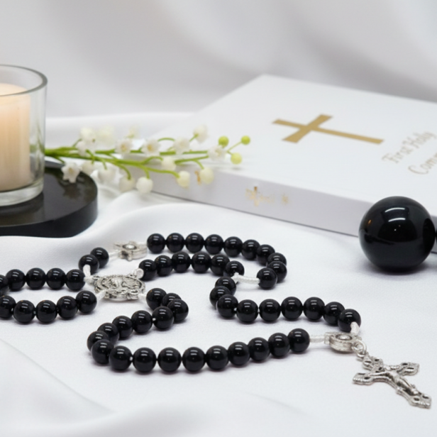 w aranżacji - SacraStone™ PURE COMMUNIO – Różaniec IHS z kamieni naturalnych ONYKS | Komunia Święta