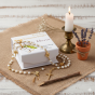 Różańcem IHS z kamieni naturalnych MASA PERŁOWA w ozdobnym, personalizowanym pudełku białym