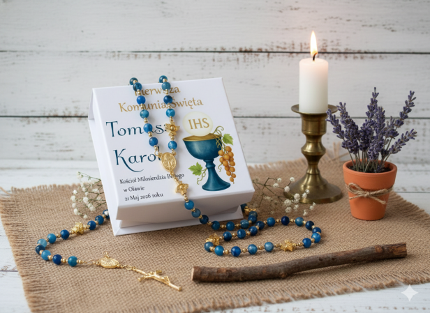 Personalizowane pudełko z SacraStone™ PURE COMMUNIO – Różaniec IHS z kamieni naturalnych AGAT NIEBIESKI | Komunia Święta