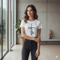 Na modelce – koszulka religijna Jezus/Faith prezentowana w naturze, styl lifestyle.