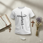 Aranżacja 1 – koszulka z minimalistycznym napisem Jezus/Faith, ujęcie stylizowane.