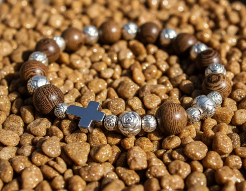 Piasek Pustyni – kamień pełen świetlistych drobinek; makrodetal bransoletki.