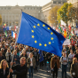 Flaga Unii Europejskiej trzymana przez tłum – symbol jedności.