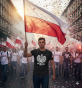 Koszulka patriotyczna Orzeł Polski — zdjęcie z polską flagą podczas wydarzenia narodowego