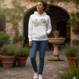 Na modelce – bluza religijna „Wiara” w codziennym otoczeniu.