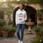 Na modelce – bluza religijna z symbolem Ichthys, naturalna sceneria.