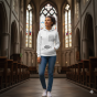 Na modelce – bluza religijna z cytatem biblijnym, ujęcie plenerowe lub studyjne.