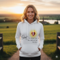 Na modelce – bluza Psalm 46:5 w naturalnej scenie lifestyle.