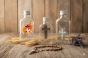 aranżacja rustykalna - Buteleczka na wodę święconą KRZYŻ ŚWIĘTY – szklana 100 ml, personalizacja