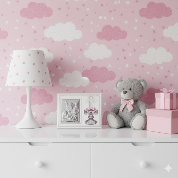 różowa aranżacja na komodzie z obrazkiem