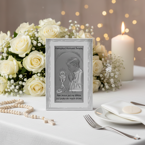 obrazek srebrny dla chłopca w aranżacji komunijnej