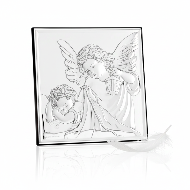 Obrazek srebrny Anioł Stróż 12×12 na ciemnym drewnie w aranżacji produktowej