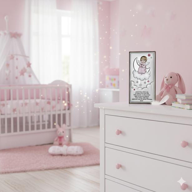 Obrazek srebrny Aniołek na chmurce różowy w aranżacji na komodzie pokoju małej księżniczki