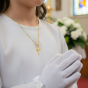 aranżacja komunijna Pozłacany krzyżyk srebrny pr. 925 z grawerem – Pamiątka wiary i miłości