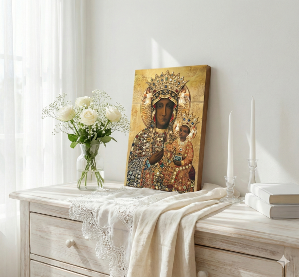 Ikona Matki Bożej Częstochowskiej w jasnej aranżacji